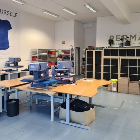 Patchraum: ein Raum mit mehreren Druckmaschinen und Utensilien