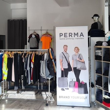 Kantoor van Perma GmbH - verschillende kledingrekken en rekken vol kleding