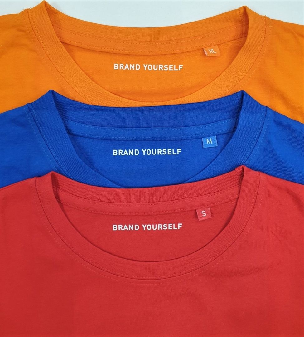 Drei verschiedenfarbige Shirts